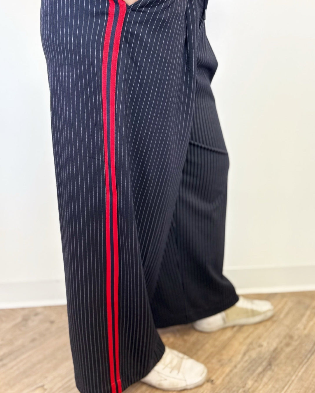 Comet Pleated Trouser with Side StripeLM7B13TL70